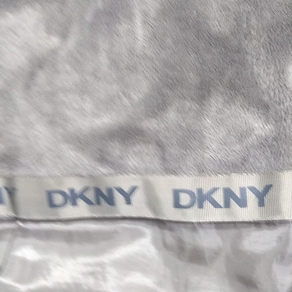 Women's Large DKNY Down Filled Quilted Puffer Coat. Full zip with snap button. - Picture 8 of 9